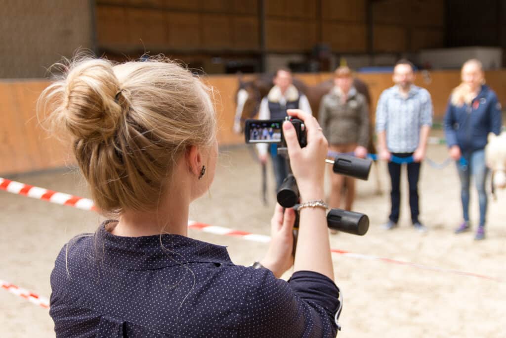 pferdegestützter Coach mit Videokamera